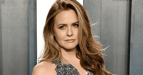 Alicia Silverstone Bares All in New PETA Campaign: I Never Get。